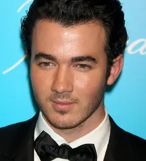 Kevin Jonas delivers gifts to children's hospital