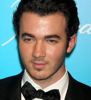 Kevin Jonas delivers gifts to children's hospital