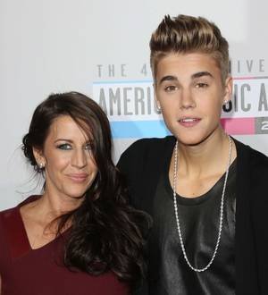 Justin Bieber pays special thanks to mom on Mother's Day