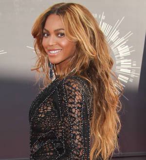 Beyonce silences baby rumours with booze snap