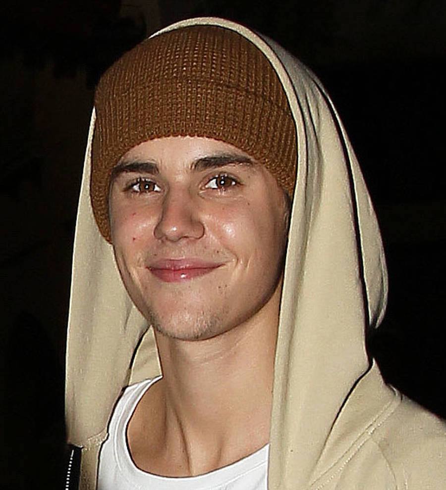 Justin Bieber leads tribute to Paris victims at awards ceremony