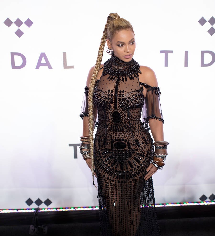 Beyonce makes surprise appearance to present Colin Kaepernick with sports award