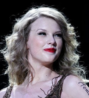 Taylor Swift & Selena Gomez rule at Teen Choice Awards