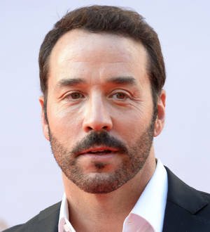 Jeremy Piven dating British model