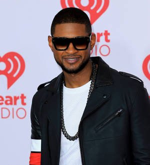 Usher shows off red eye amid reports of New Year's Eve fight