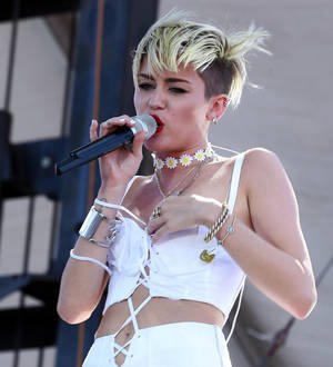 Miley Cyrus planned to go topless at VMAs