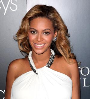 Beyonce strips down for sexy jewelry photo