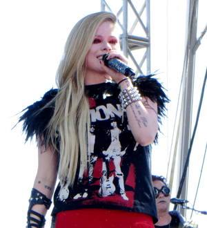 Avril Lavigne planning romantic birthday with absent husband