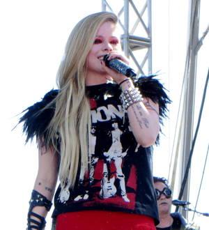 Avril Lavigne planning romantic birthday with absent husband