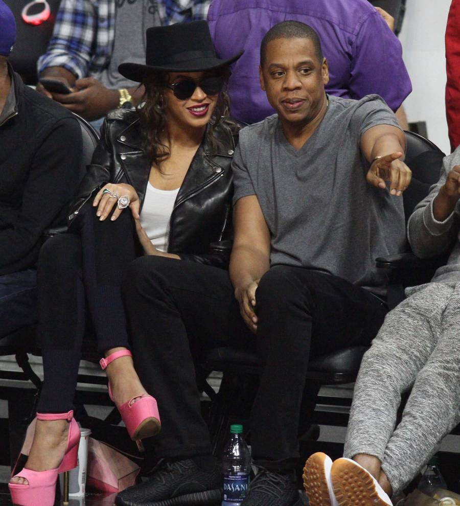 Jay Z stops fan from approaching Beyonce