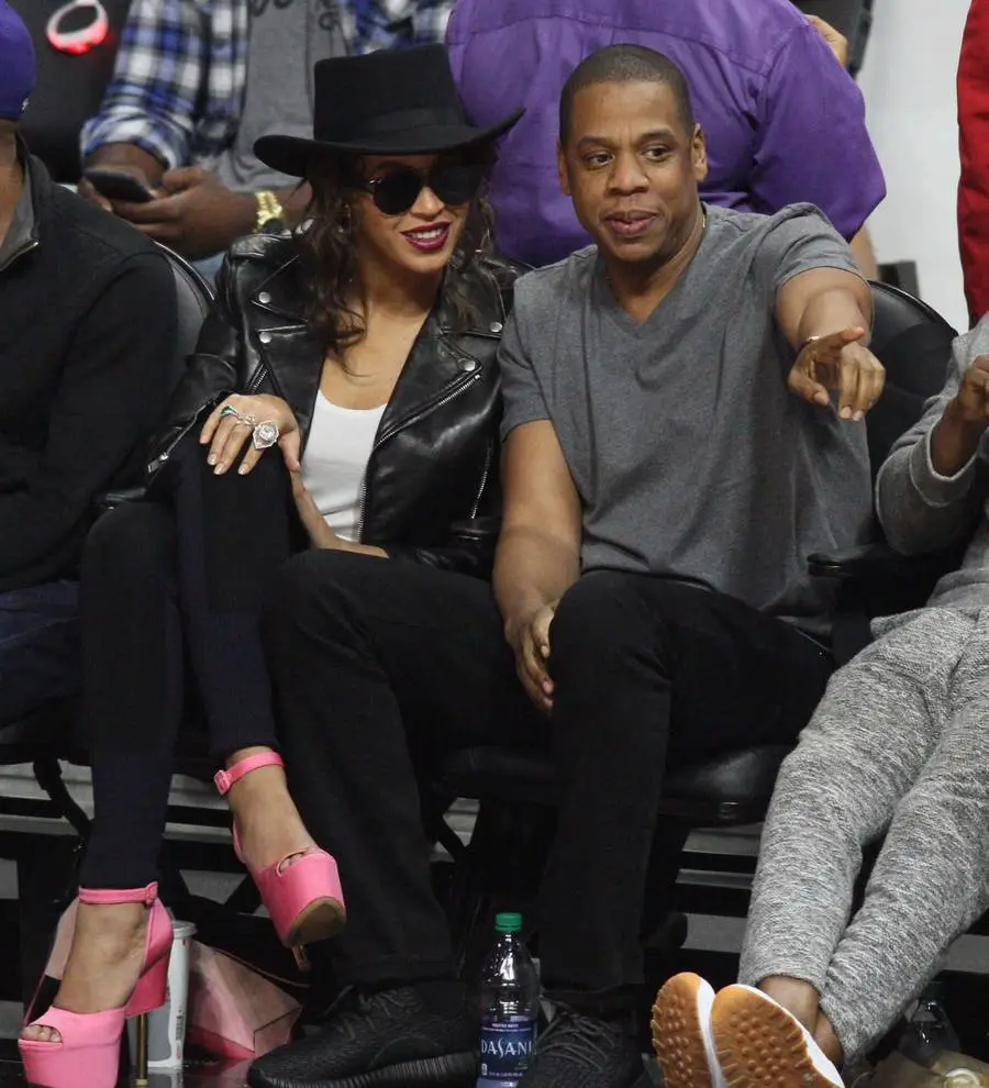 Jay Z stops fan from approaching Beyonce
