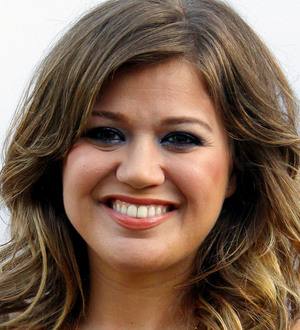 Kelly Clarkson still looking for love