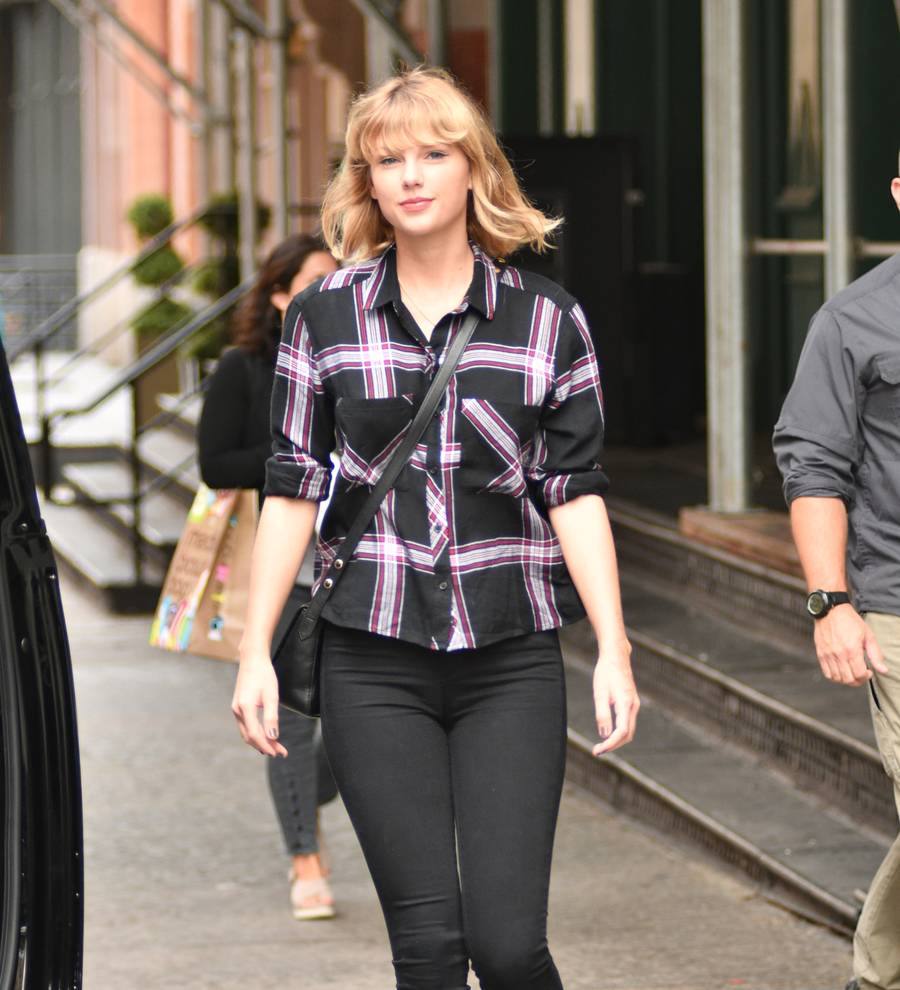 Taylor Swift dresses up in Ryan Reynolds' official Deadpool costume for Halloween