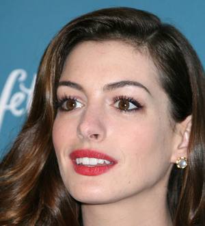Anne Hathaway 'wary' of Men After Dating Conman