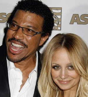 Nicole Richie joins dad Lionel at Vegas show