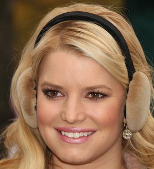 Jessica Simpson relies on mom to attend fashion meetings