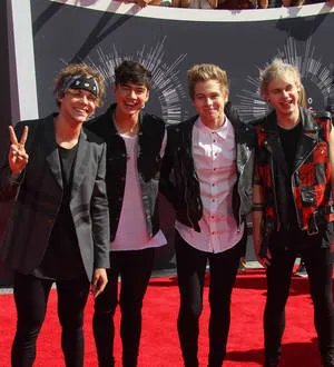 5 Seconds of Summer boys strip down in rehearsal
