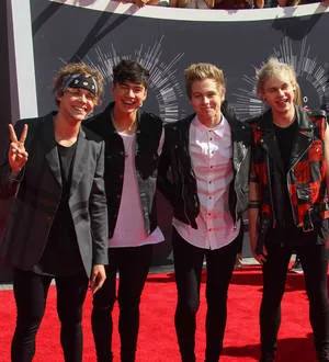 5 Seconds of Summer boys strip down in rehearsal