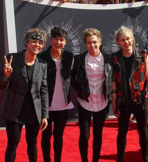 5 Seconds of Summer boys strip down in rehearsal
