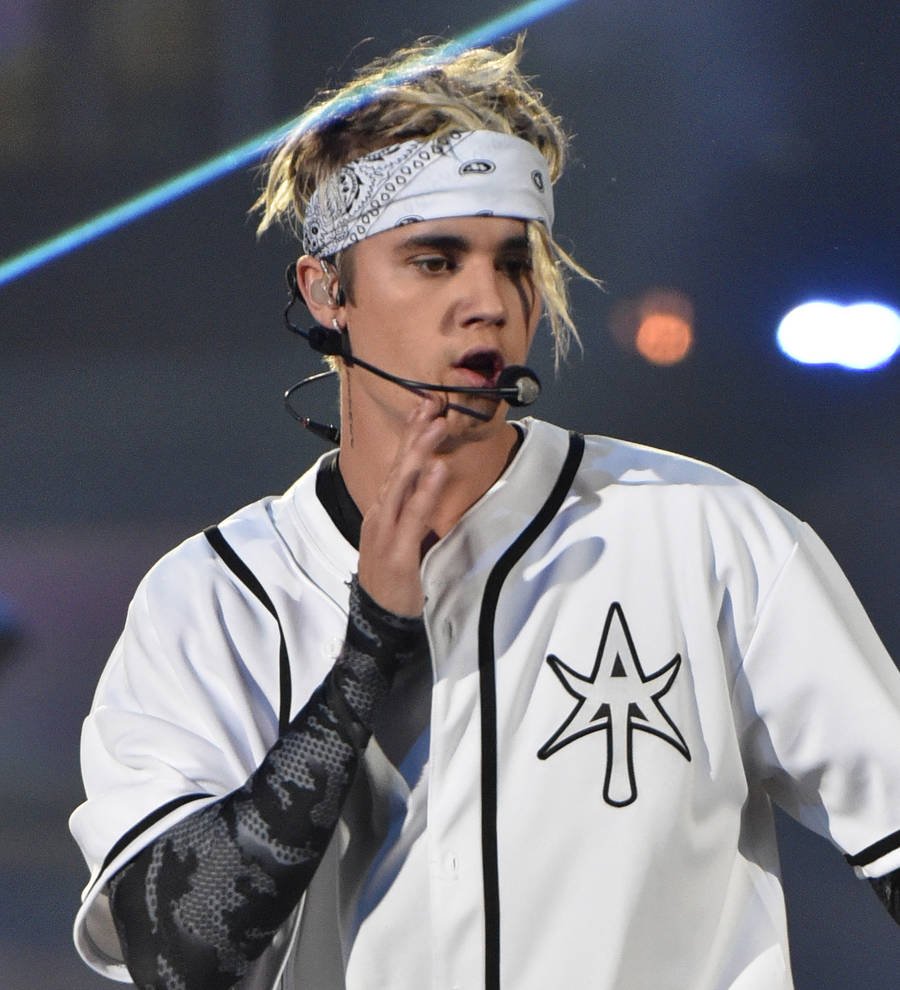 Justin Bieber unrecognized as he hunts for Pokemon in New York