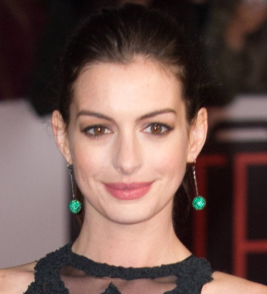 Anne Hathaway honors fellow People's Choice Awards nominees by posting high school photos online