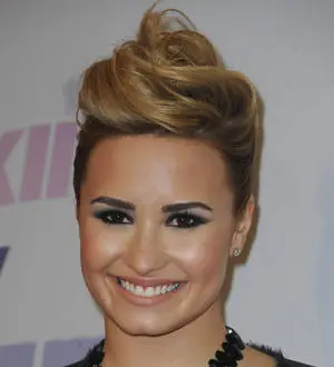 Demi Lovato selling clothes on eBay for charity