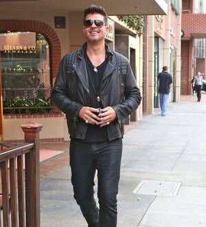 Robin Thicke scraps another gig over vocal problems