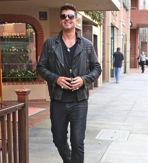 Robin Thicke scraps another gig over vocal problems