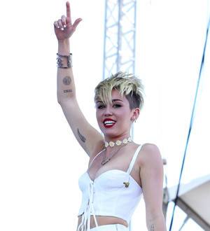 Miley Cyrus pokes fun at pregnancy rumors
