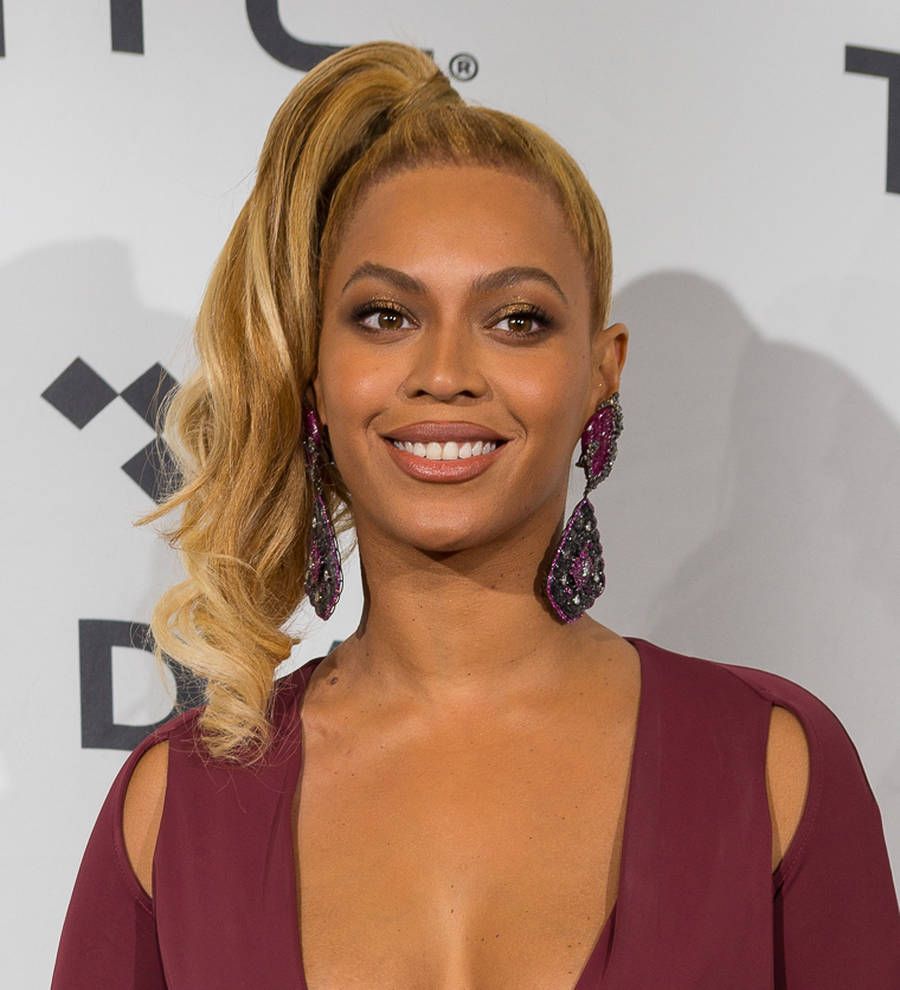 Beyonce takes a tumble in Ivy Park rollerblading ad