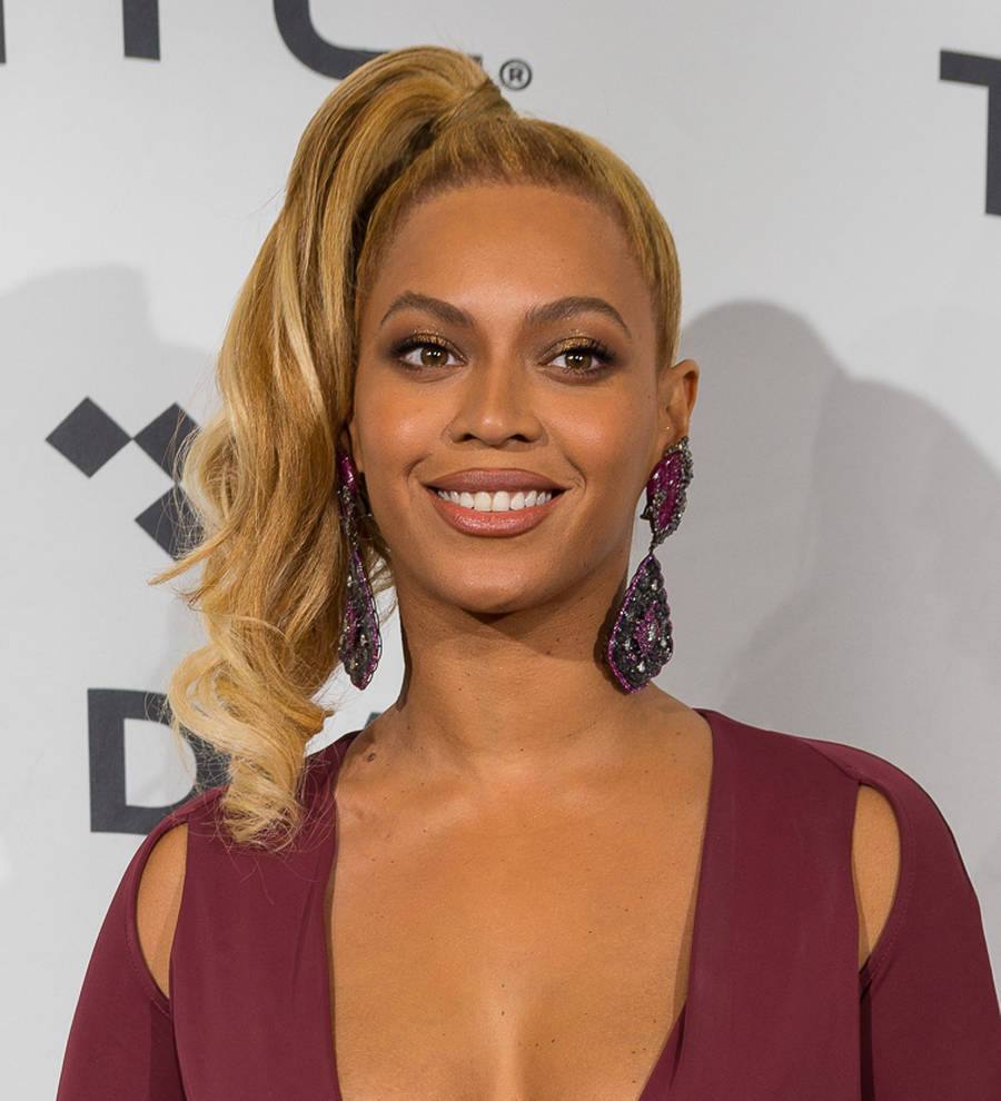 Beyonce takes a tumble in Ivy Park rollerblading ad