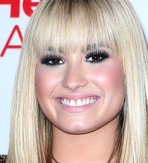 Demi Lovato defends newscaster in weight war