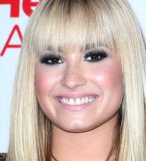 Demi Lovato defends newscaster in weight war