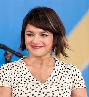 Norah Jones collects Ravi Shankar's posthumous Grammy Award