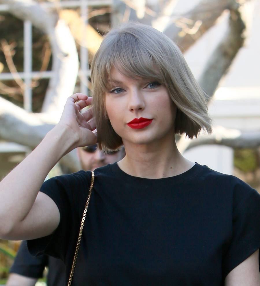 Taylor Swift makes surprise visit to children's hospital