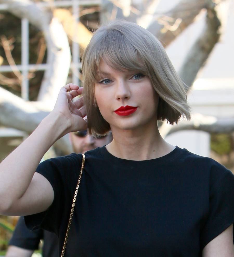 Taylor Swift makes surprise visit to children's hospital