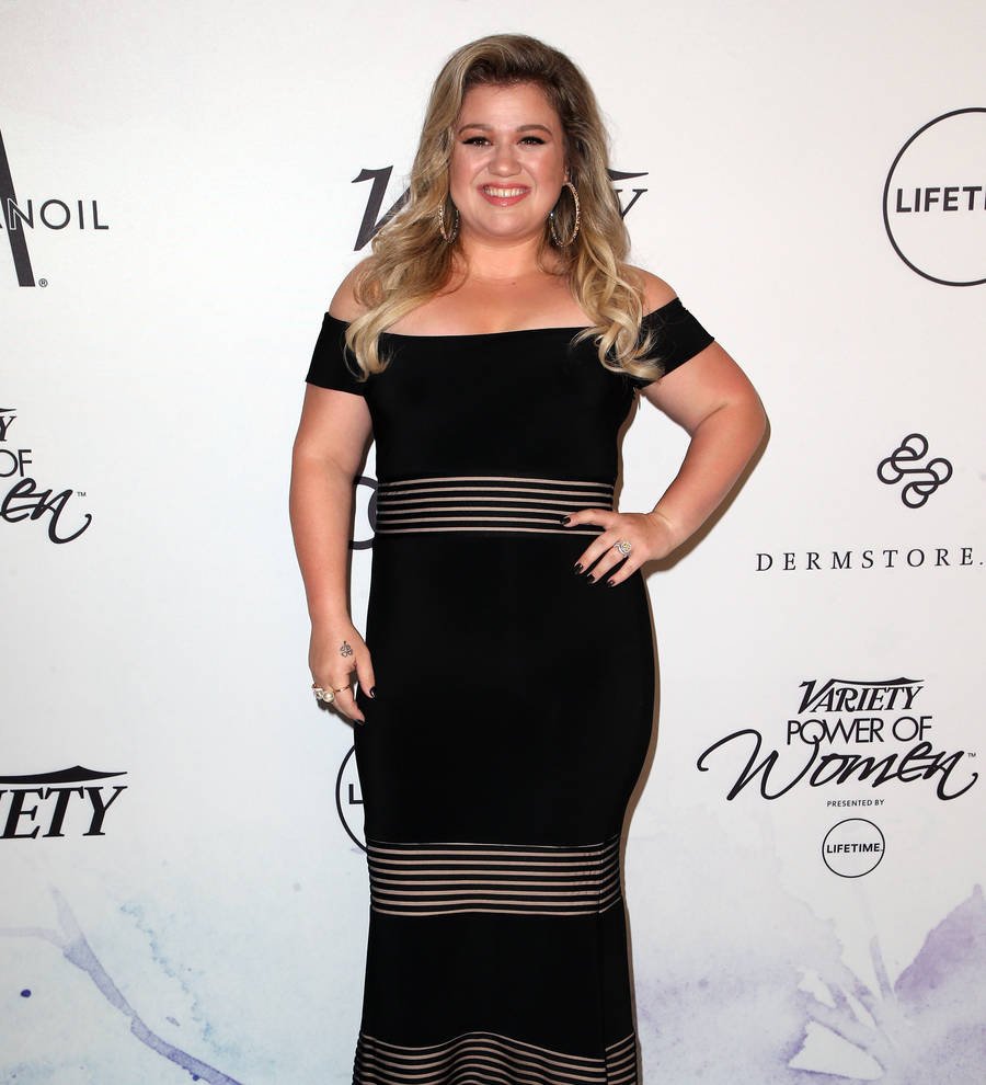 Kelly Clarkson's daughter fakes being nice to her baby brother