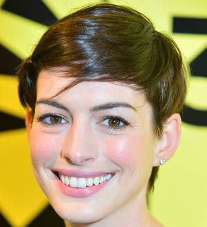 Anne Hathaway surprises sick children with Rio 2 screening