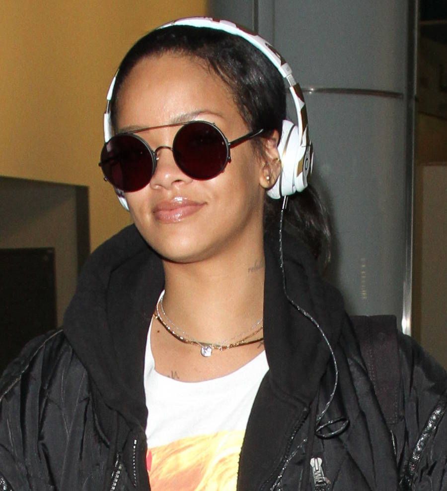 Rihanna back on top of albums chart with Anti