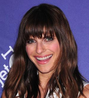 Bell considers hypnotism to stop her biting nails