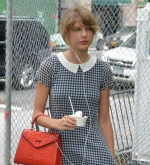 Taylor Swift gets geeky to promote TV appearance