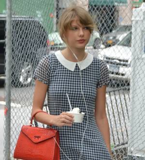 Taylor Swift gets geeky to promote TV appearance