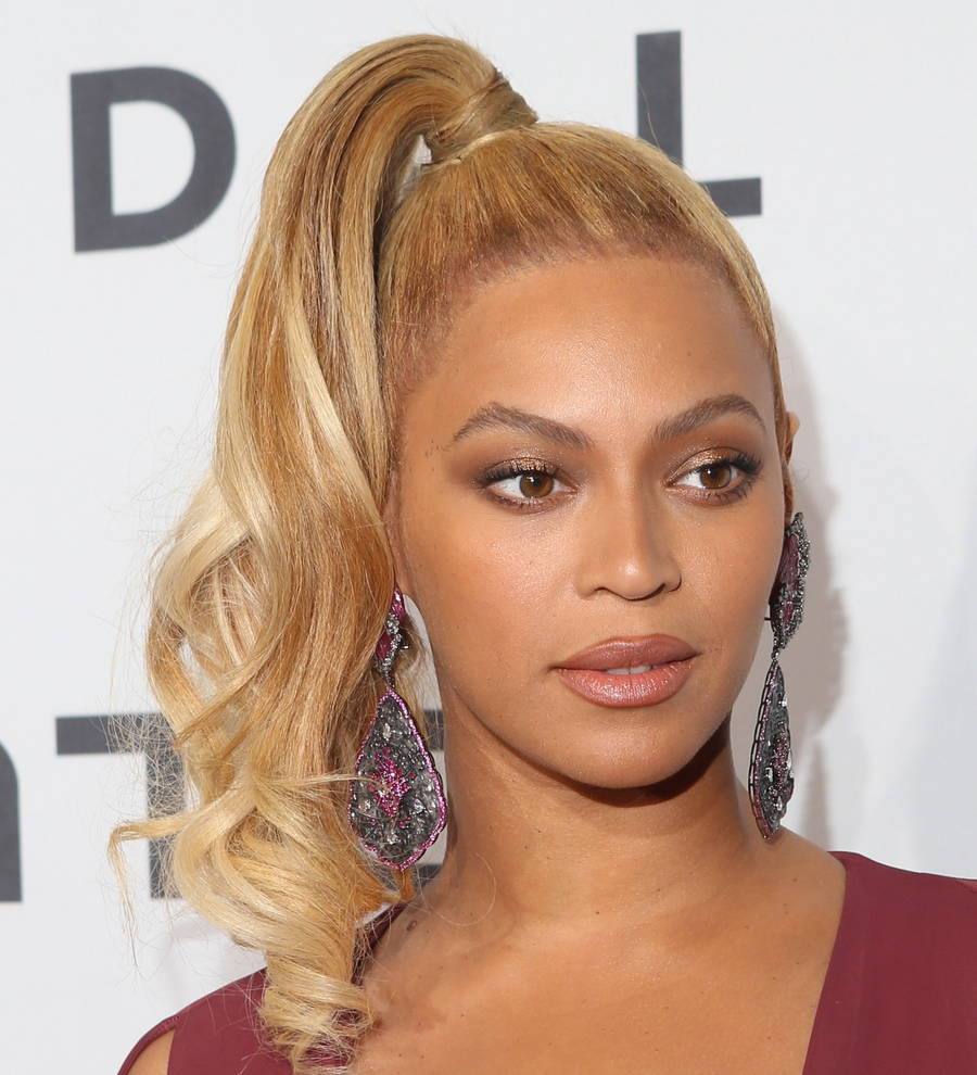 Top biographer clears up long-running Rihanna/Jay Z romance rumors