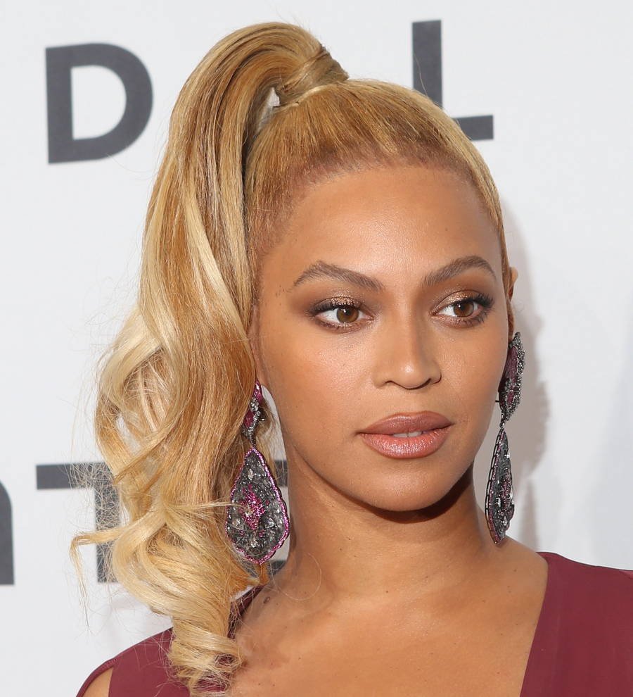 Top biographer clears up long-running Rihanna/Jay Z romance rumors