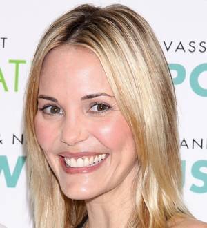 Leslie Bibb nursing broken toe