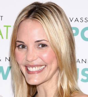 Leslie Bibb nursing broken toe