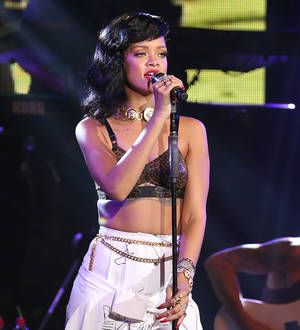Rihanna to produce and star in fashion reality show