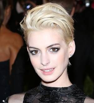 Anne Hathaway makes amends with Valentino at Met Ball