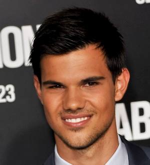 Taylor Lautner shark dives in Australia