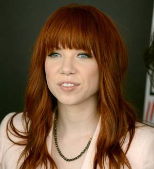 Carly Rae Jepsen throws terrible first pitch at Florida baseball game